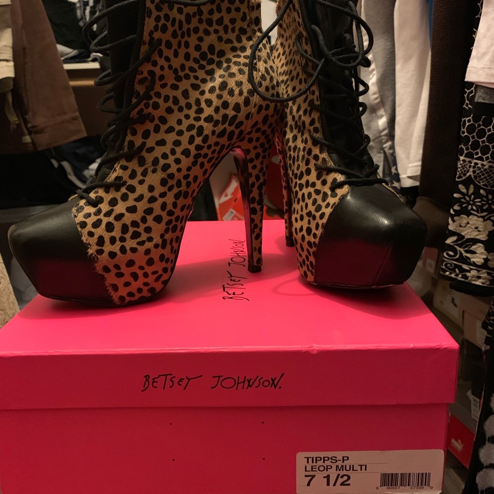 Betsy Johnson - Tips size 7.5